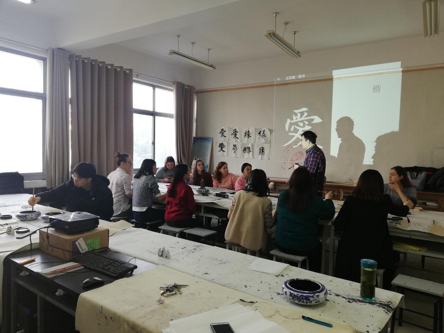 翰墨傳情，文化交融——留學(xué)生中國傳統(tǒng)書法體驗(yàn)活動(dòng)在龍湖印社研究所成功舉辦