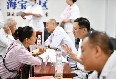 援疆醫(yī)療專家進(jìn)社區(qū) 健康服務(wù)暖人心